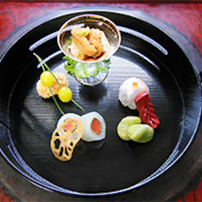 大正時代のお屋敷でお庭を鑑賞しながら本格的な日本料理が味わえます