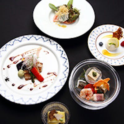 料理と相まって芸術作品を完成させる器の数々