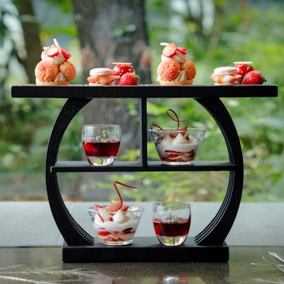 オープンキッチンから、アマン東京らしい季節のカジュアルフレンチをお届けいたします