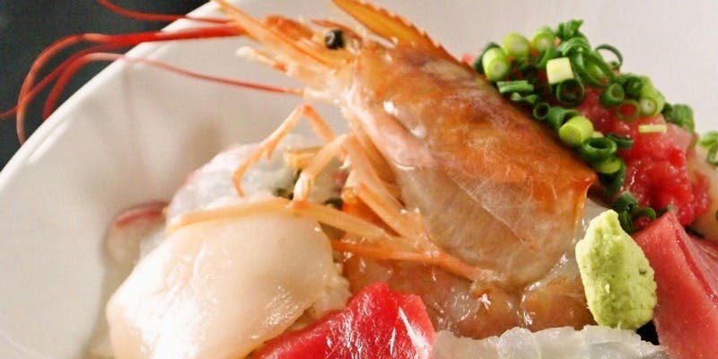 【うにいくら入り豪華海戦ちらし寿司御膳】雲丹やいくらや本マグロを盛り込んだ豪華海鮮ちらし寿司