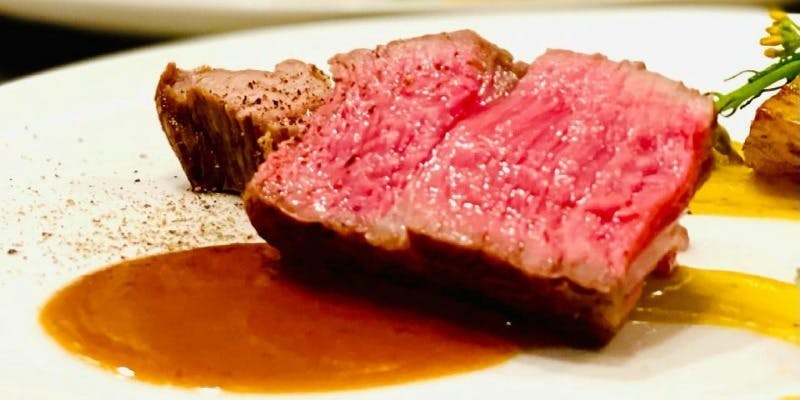 クラシックなフランス料理をベースにした全7皿のスペシャルコース