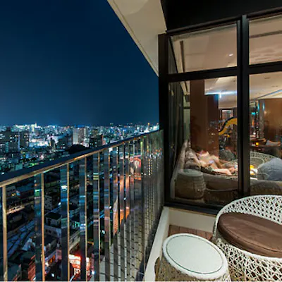 那覇の美しい夜景を一望できる店内