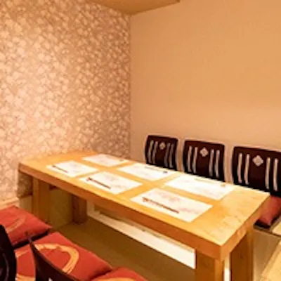 接待や会食、歓送迎会や忘年会など、各種宴会にぴったりな完全個室がございます