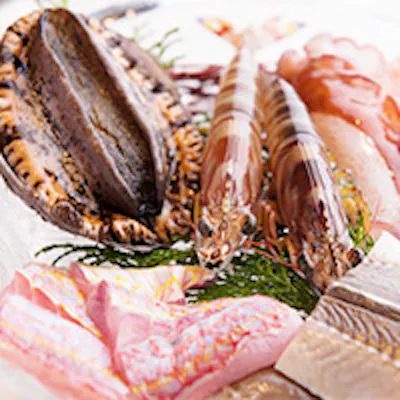 黒毛和牛の中から選び抜いた極上のお肉と新鮮な旬の魚介類を鉄板焼でお楽しみ下さい