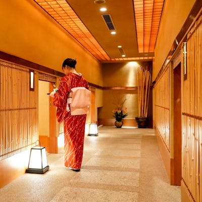 喧騒を忘れさせてくれる大人の隠れ家。 接待やお祝いの席は「別邸 仲じま」へご相談ください