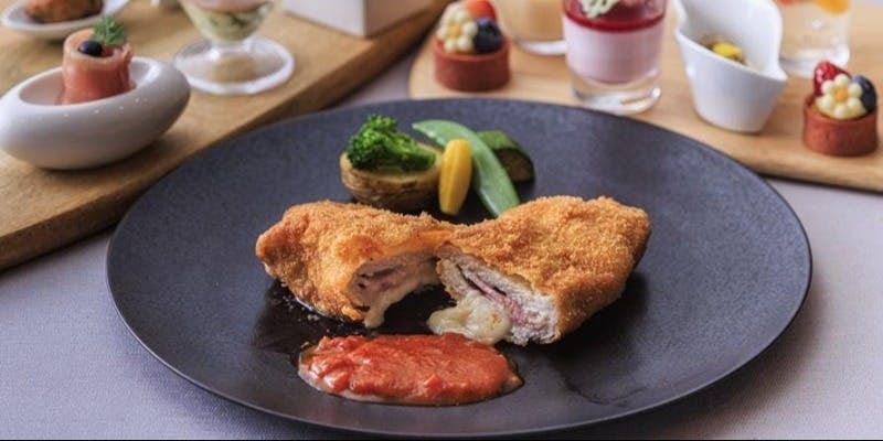 【春のハーフブッフェ ランチ】豚肉のコルドンブルー ちょっピリトマトソース（2/26～5/15）