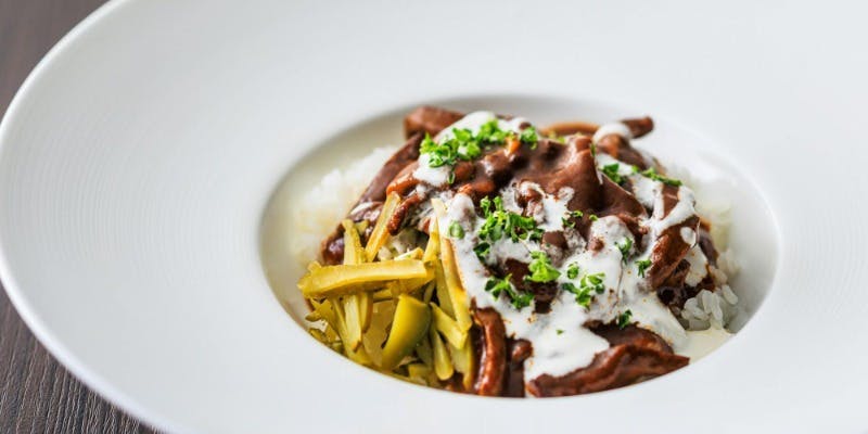 【冬のハーフブッフェ ランチ】ハッシュドビーフ　サワークリームとピクルス添え（11/1～2/24）