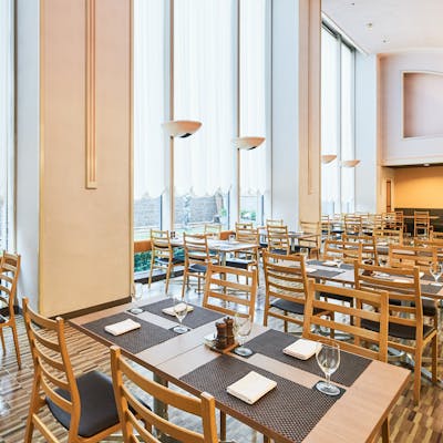 滝の流れる、素敵なレストラン