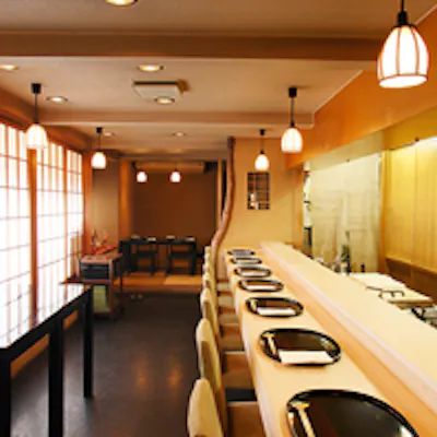 八坂の塔の下 連日盛況の京料理店