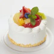 生クリームとフルーツのケーキ