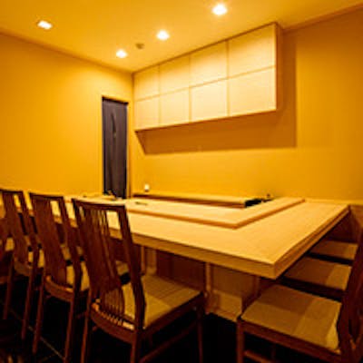 清潔感溢れるカウンターで過ごす至福の時を