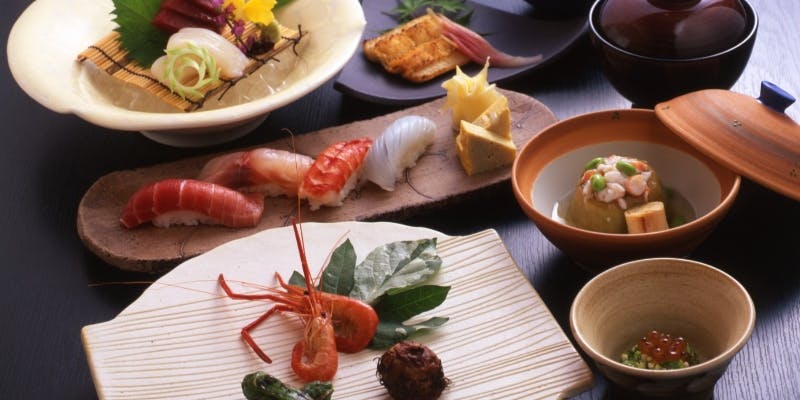 【寿司コース】刺身三種盛り・焼物・煮物・握り寿司など全8品＋日本酒含む2ドリンク