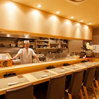 店主の笑顔と寛ぎの空間