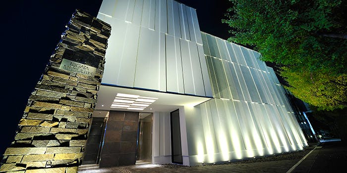 新潟モノリス 夏季限定ビアホール 非日常感あふれる空間で 飲み放題付ブッフェとb B Qプレートを愉しむ ディナー プラン メニュー 一休 Comレストラン