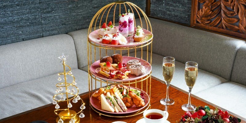 【クリスマスアフタヌーン2025】Xmasと苺を楽しむ3段スタンド＋乾杯酒・カフェフリー　（平日限定）