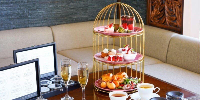 【苺のアフタヌーンティ】苺スイーツなどを楽しむ3段スタンド＋乾杯酒・カフェフリー　（平日限定）