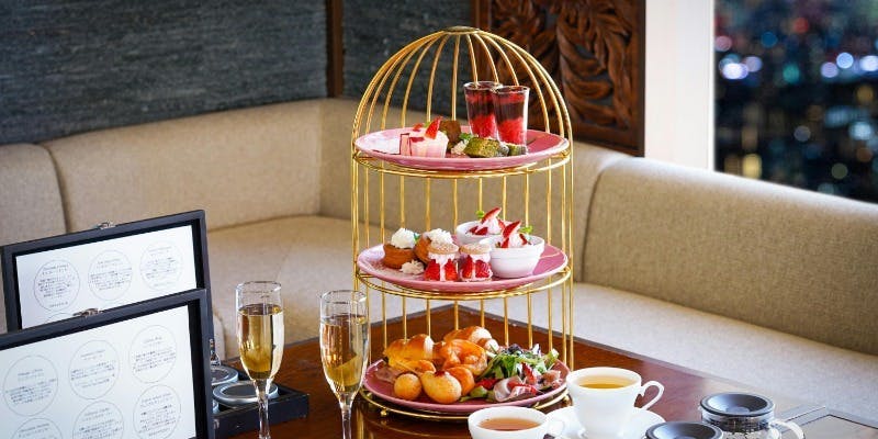 【苺のナイトアフタヌーン】59階からの夜景と共に楽しむ3段スタンド＋乾杯酒＆カフェフリー（平日限定）