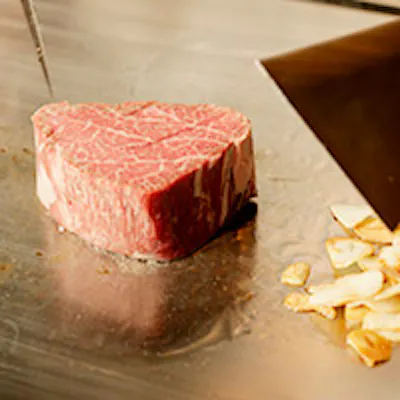目の前でお焼きするステーキなど、旬の素材をお楽しみ下さい