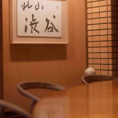 落ち着いた雰囲気の内装が大人の時間を演出