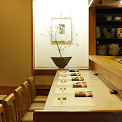 茶室をイメージした簡素で品のある店内