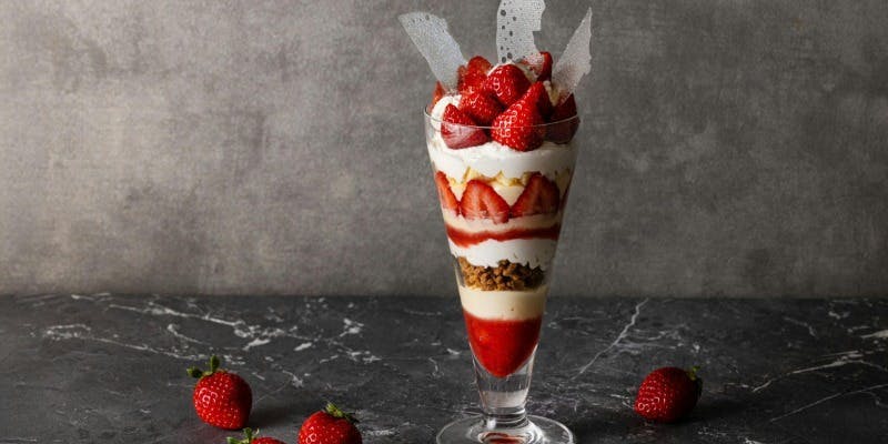 【パフェ】博多あまおうのパフェ（土曜・日曜・祝日限定）＋コーヒー又は紅茶（一杯付）