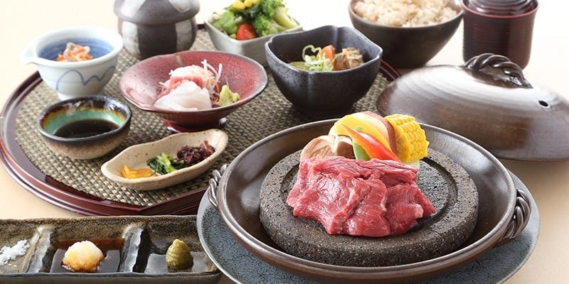 【神戸牛の宝楽焼き御膳】 副菜、お造り、茶碗蒸しなど