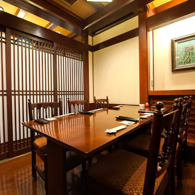 完全個室7部屋(2名~16名)、夜景ホール席貸切36名