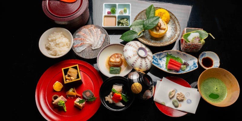 【寿白本懐石 京聖】全10品に先付（鮑蒸・珍味）に好きなお造り、握り寿司を選び食事は鯛茶漬