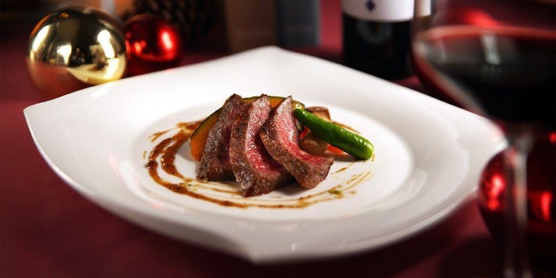 【 XmasDinner2025 】伊勢海老や鮑、和牛を堪能＋フリードリンク＋空中庭園展望台入場券付き（一般席）