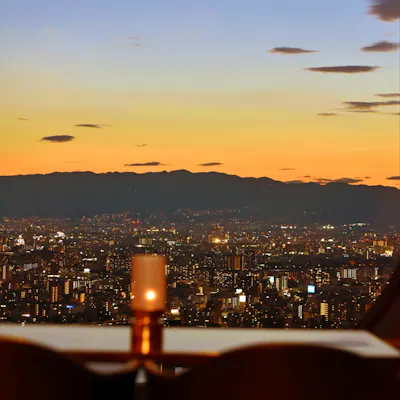 都会の喧騒を忘れさせる天空のラウンジ。