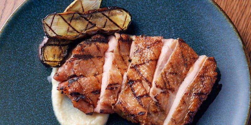 月曜日予約限定お得に！【大皿形式/カジュアルプラン】前菜3種＋若鶏の炭火焼きなど＋2時間飲み放題