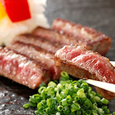 厳選国産牛や毎朝築地から届く新鮮など贅沢食材を堪能