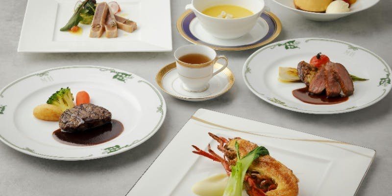 【クラシックディナー】アミューズ、冷前菜、温前菜、スープ、魚料理、肉料理、デザートの全7品のコース。