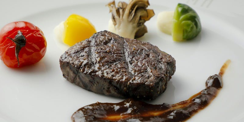 【ステーキランチ】選べるソースの牛ロース肉のグリルなど全4品。