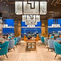 和食を提供するメインダイニング 高層階からの景色もお楽しみください