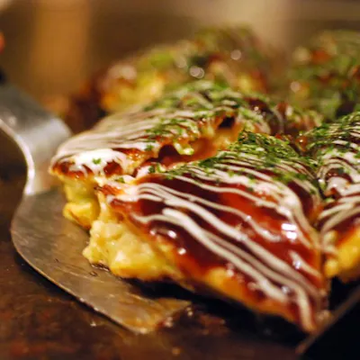 大阪人が焼くお好み焼きを、銀座で味わえる