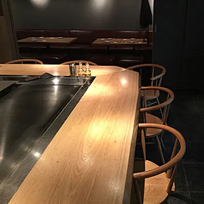 ライブ感を楽しめるカウンターや、各種宴会に最適な個室も魅力