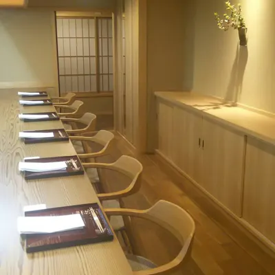祇園南側の名店立ち並ぶ一角に構える、静かで落ち着きのある空間
