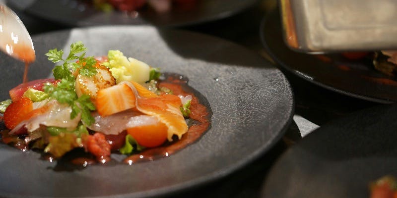 【フリードリンク3時間付/取り分けスタイル】前菜からメインまでボリューム満点6品＋フリードリンク3時間