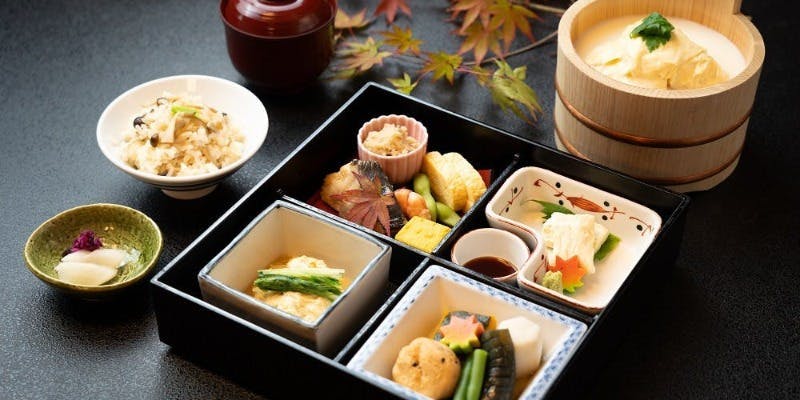 【季節の彩り京弁当（名物ゆば桶付き）】古都の絶景と楽しむ色鮮やかな旬の味覚