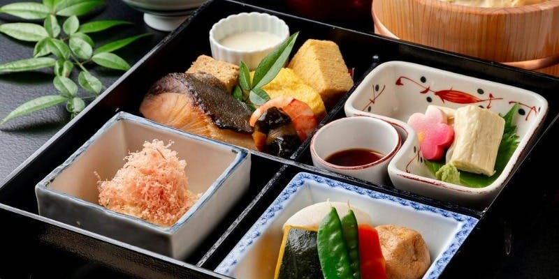 【季節の彩り京弁当（名物ゆば桶付き）】古都の絶景と楽しむ色鮮やかな旬の味覚