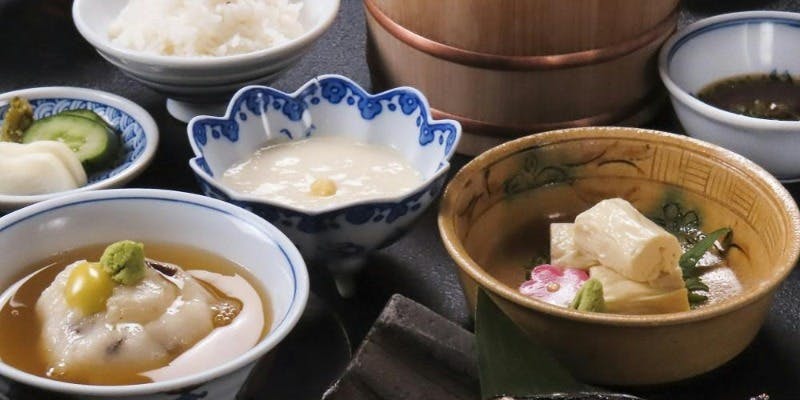 【平日のおすすめ膳】京の伝統食材“生ゆば”と旬の味覚を堪能「名物ゆば桶膳・花」古都の風景と共に