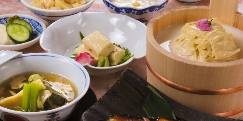 【平日のおすすめ膳】京の伝統食材“生ゆば”と旬の味覚を堪能「名物ゆば桶膳・花」古都の風景と共に