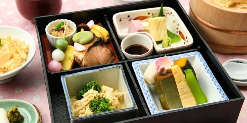 【季節の彩り京弁当（名物ゆば桶付き）】古都の絶景と楽しむ色鮮やかな旬の味覚