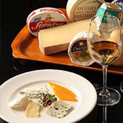 本格料理が愉しめる、ワイン好きが集う北新地の老舗ワインバー