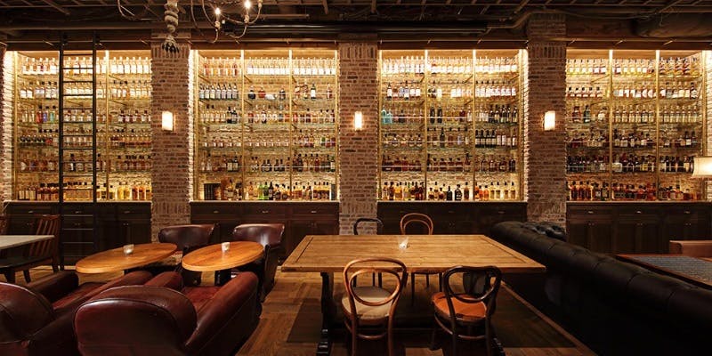 棚にワインが陳列されたトウキョウ ウイスキー ライブラリーの店内