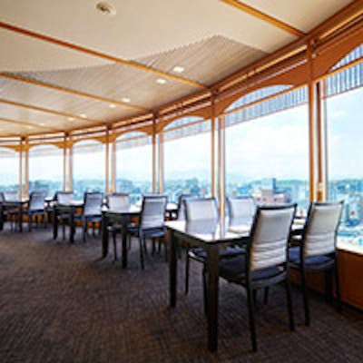 博多の町並みを一望できるホール席と、数寄屋造りの座敷