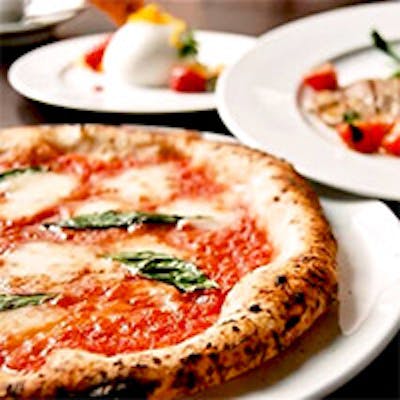 本場ナポリから取り寄せた素材で作る、高温で焼き上げるピッツァをどうぞ