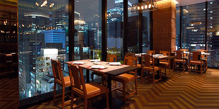 大きな窓から都会の夜景が眺められるレストラン