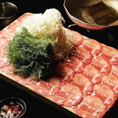 三段仕込みの和出汁で豚つけしゃぶ。贅沢な『牛タンしゃぶしゃぶ』
